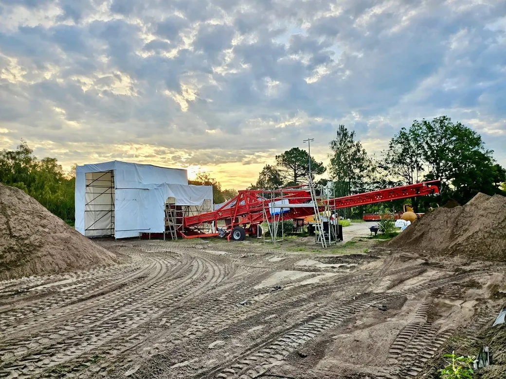 Radensys-installatie met transportband voor het scannen van bodem bij bodemsanering
