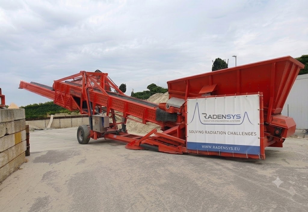 Radensys soil-scanning conveyor installation for land sanitation