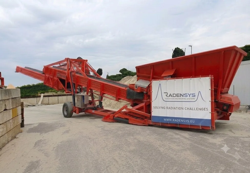 Radensys-installatie met transportband voor bodemscanning bij bodemsanering
