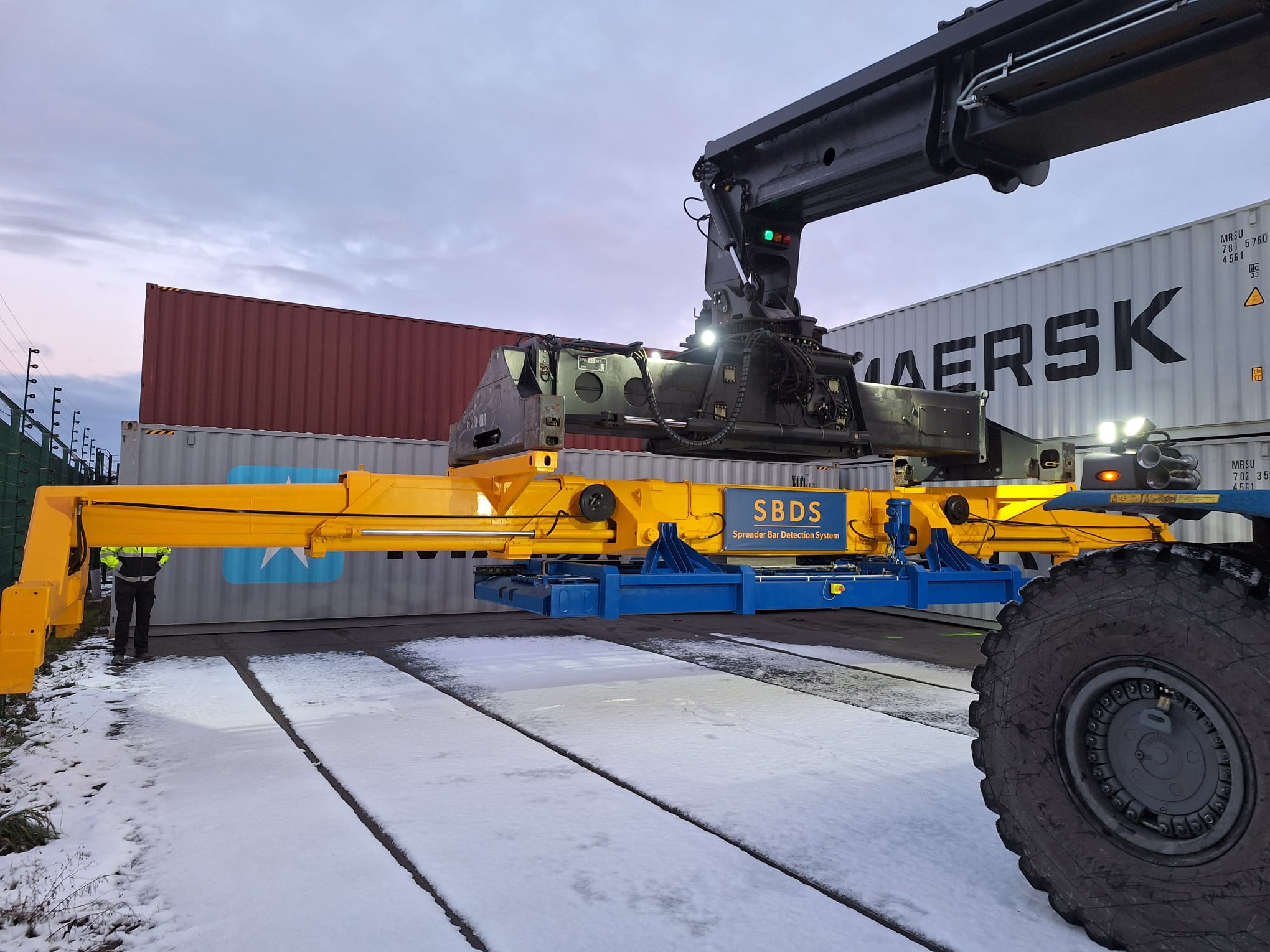 The SBDS spreader bar being lifted by a reach stacker at a container terminal